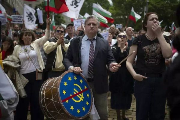 Bulgarie : la BCE et la Commission poussent-elles ce pays membre de l’OTAN vers la zone euro ? Par Ulrike Reisner