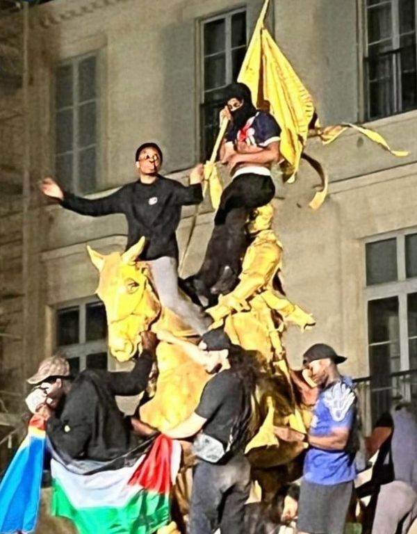 L’émeute, Jeanne d’Arc et la Palestine