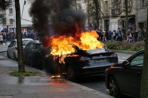 France: des propriétaires mécontents attaquent Tesla en justice