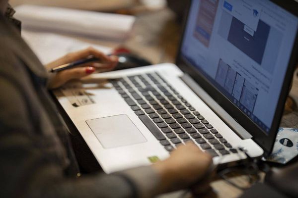 Prompts cachés: des chercheurs trichent avec l’IA pour faire publier leurs études