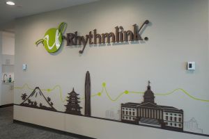 Rhythmlink abre planta en Coyol con 300 empleos en neurodiagnóstico