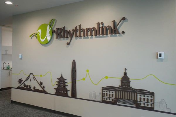 Rhythmlink abre planta en Coyol con 300 empleos en neurodiagnóstico