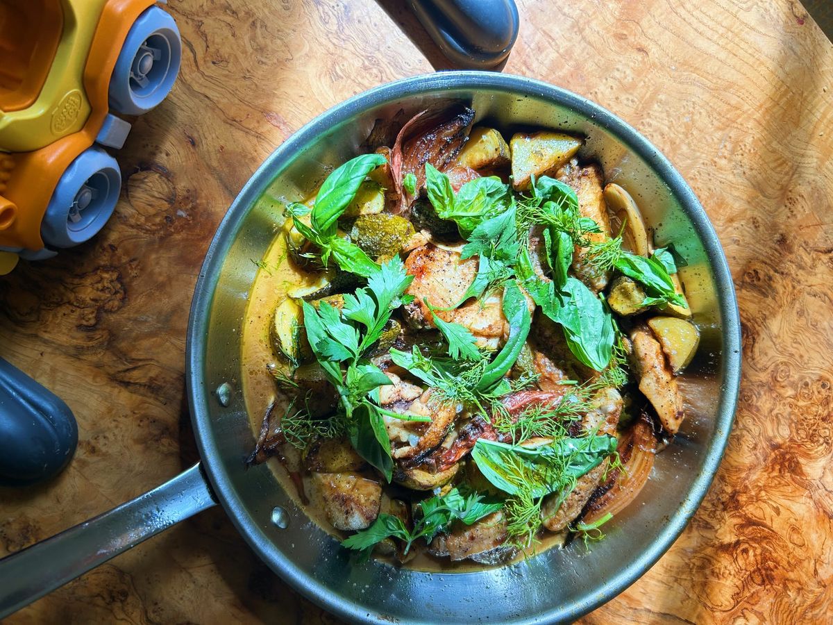 Vinegar-Braised Chicken Wings with Zucchini and Herbs