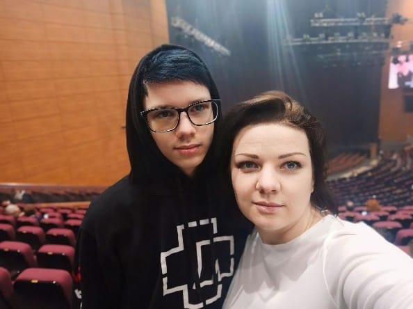 Арсений Роганов с матерью Ириной Веденеевой в “Крокус сити холле”