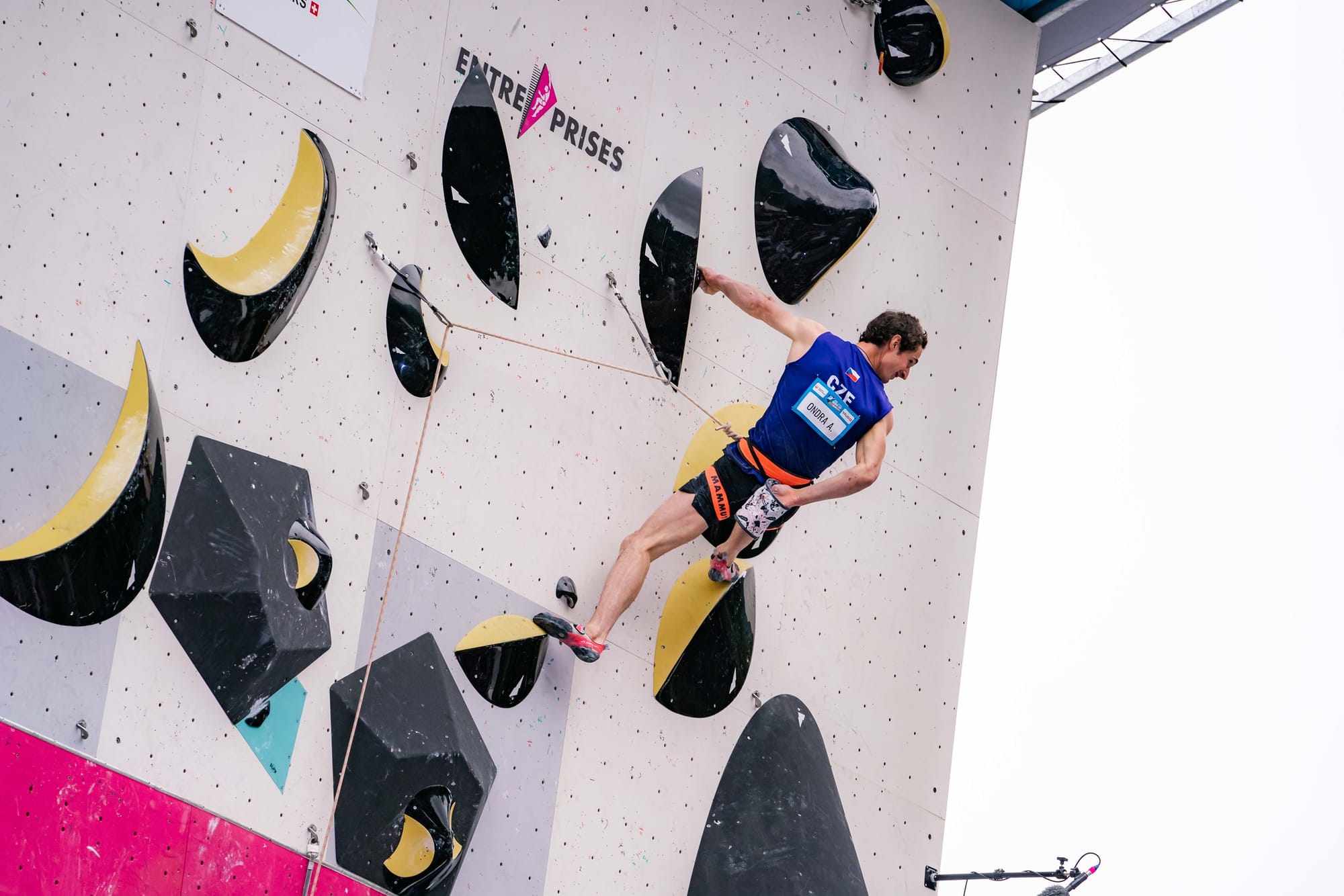 Adam Ondra resting before the final jump to the last hold of the semi-finals.
