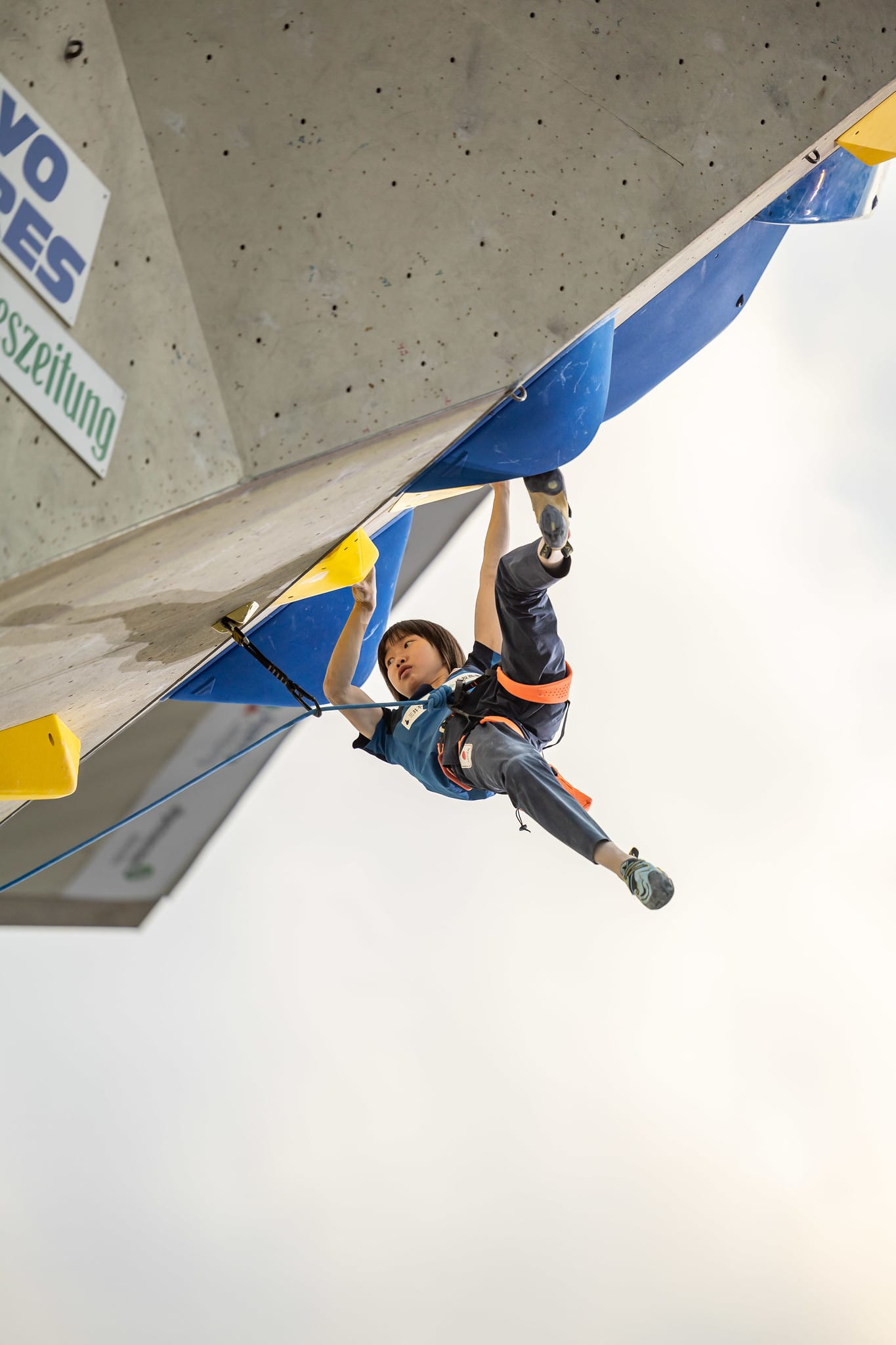 Ai Mori fighting on the steep overhanging on the final route.