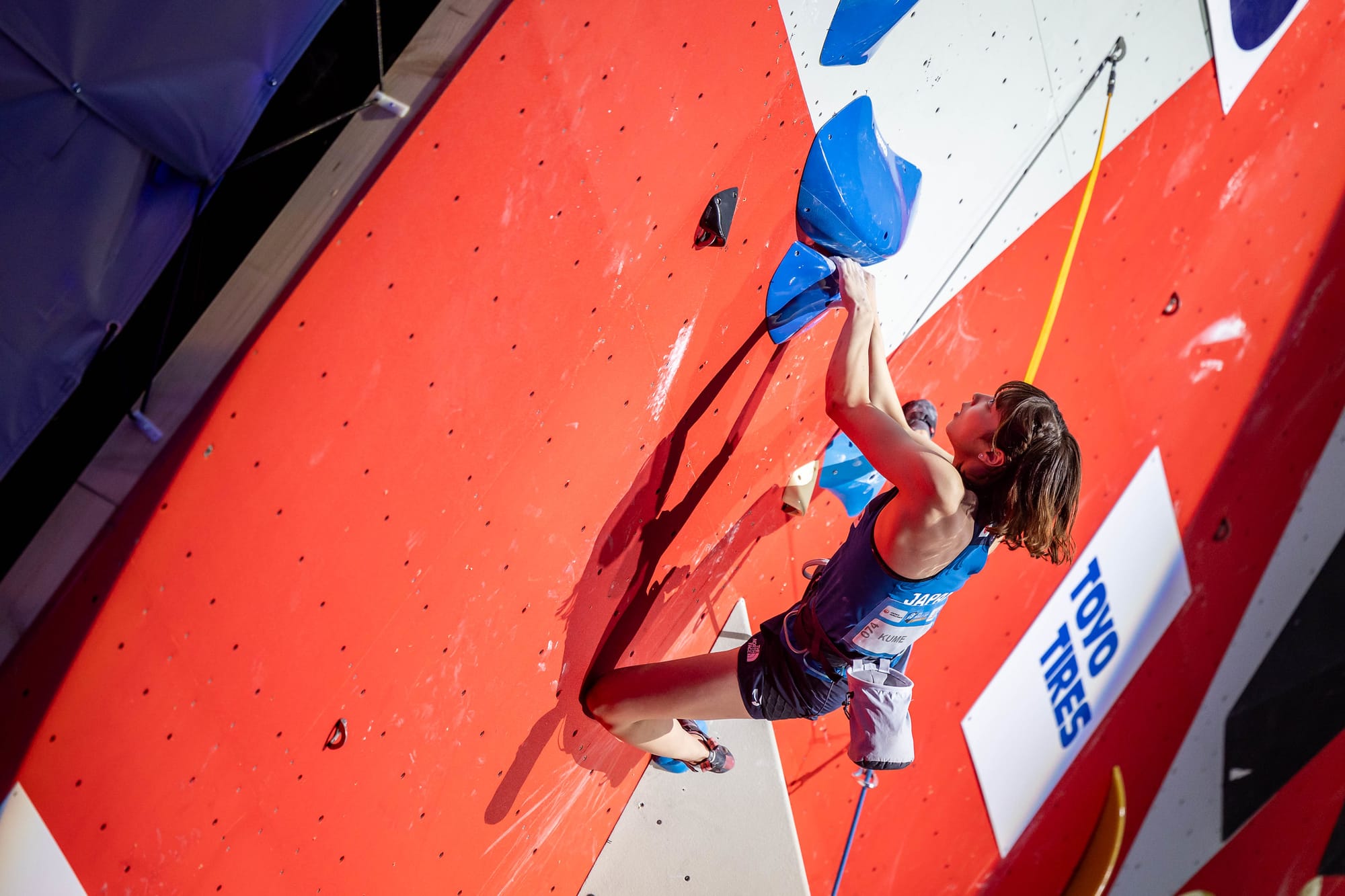 Nonoha Kume with a right heel on the extra hold added just before the final started in the middle of the route
