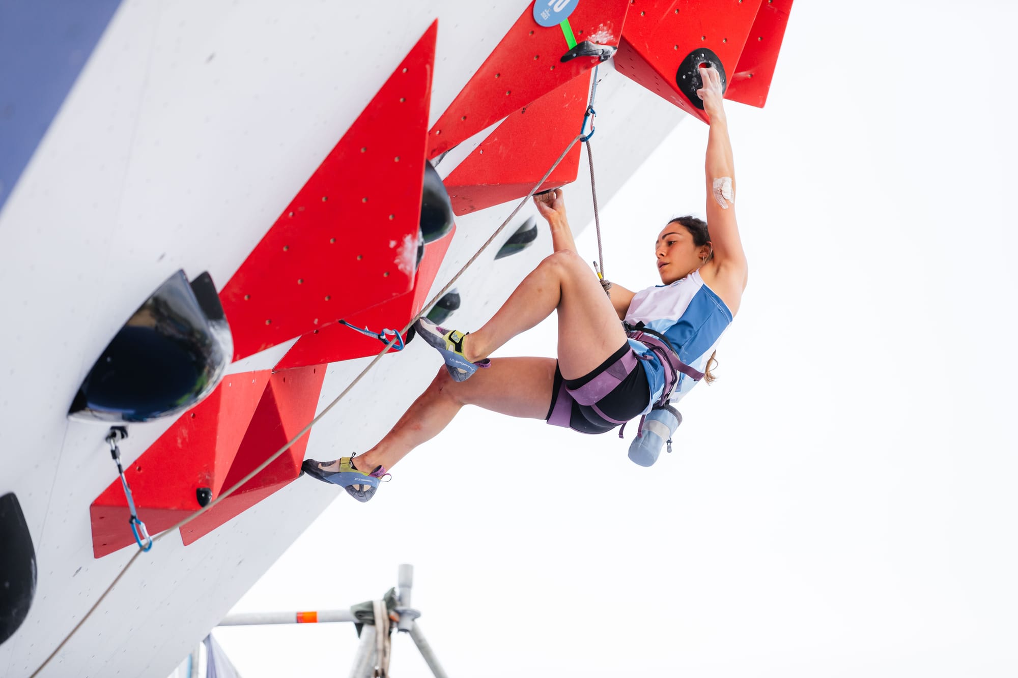 Valentina Aguado climbing on the semi-final lead route