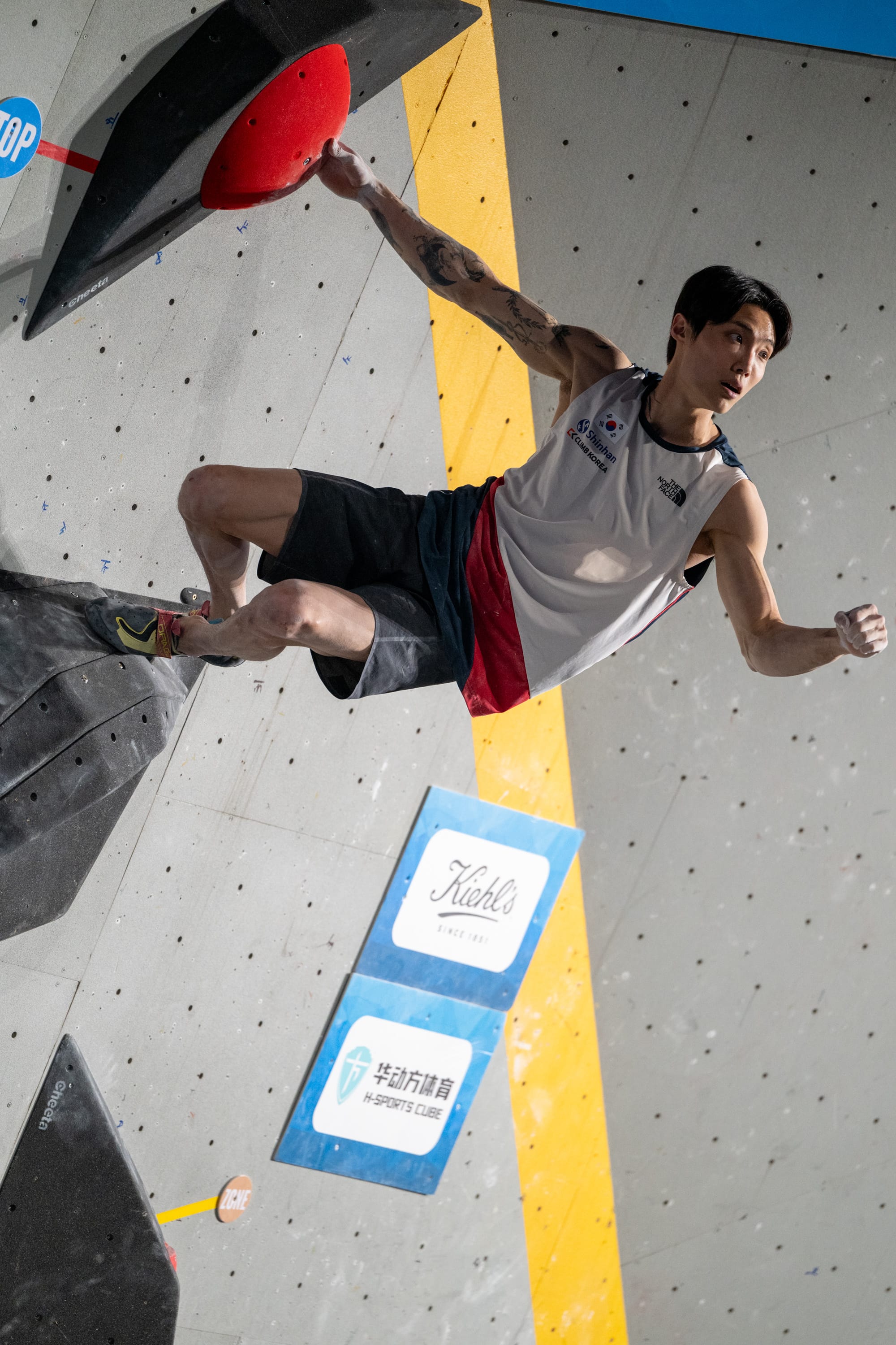 Jongwon Chon celebrating topping boulder 3
