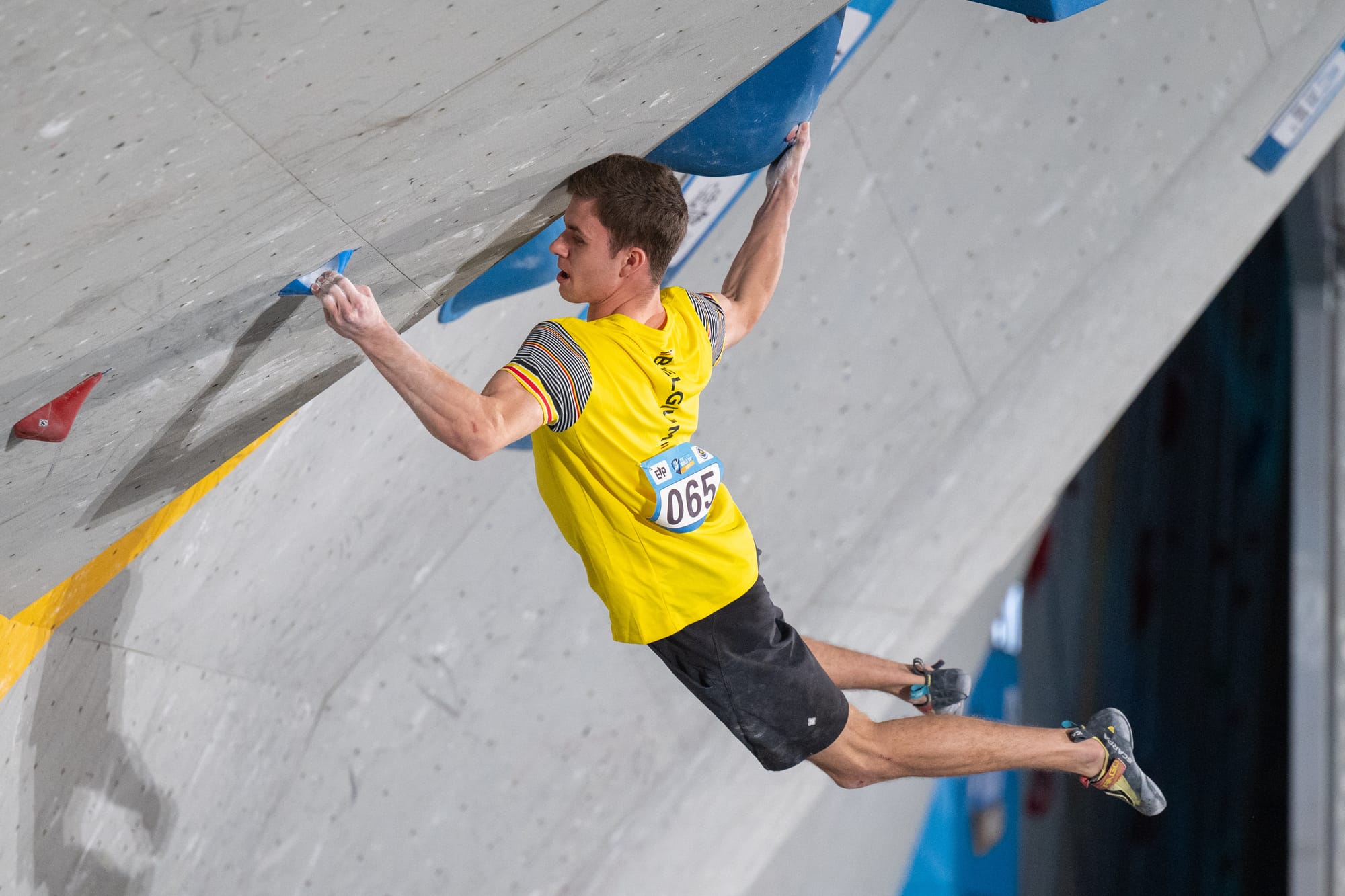 Hannes Van Duysen cutting loose on the powerful second boulder of the men's final