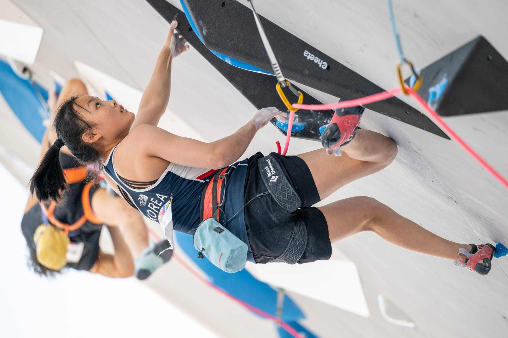 Seo Chaehyun battling on the Lead qualification route
