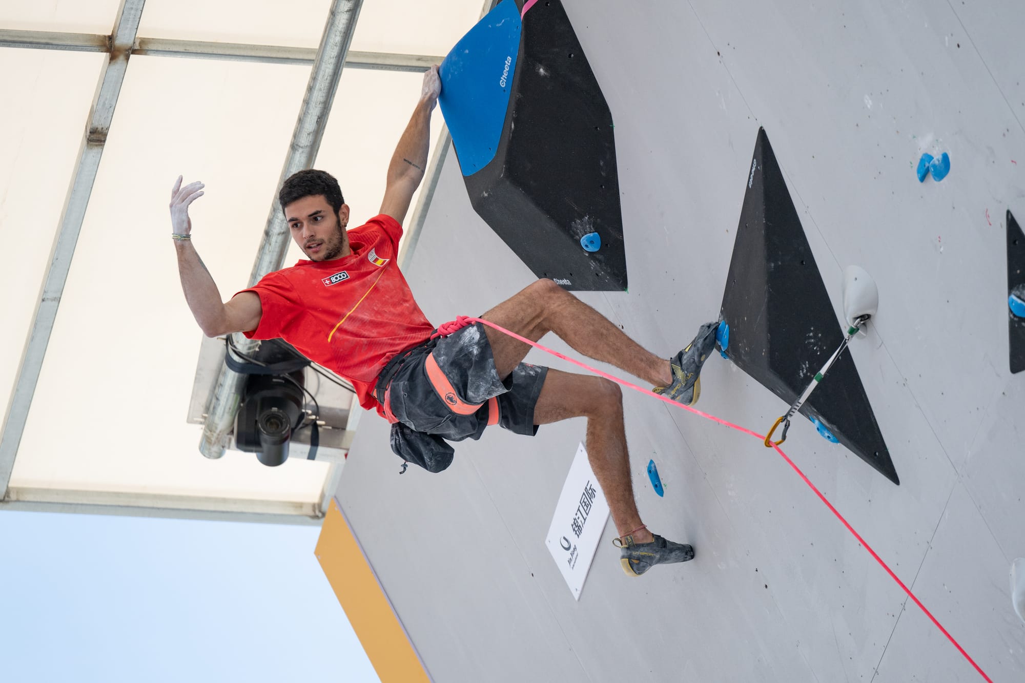 Alberto Ginés López topping the final Lead route