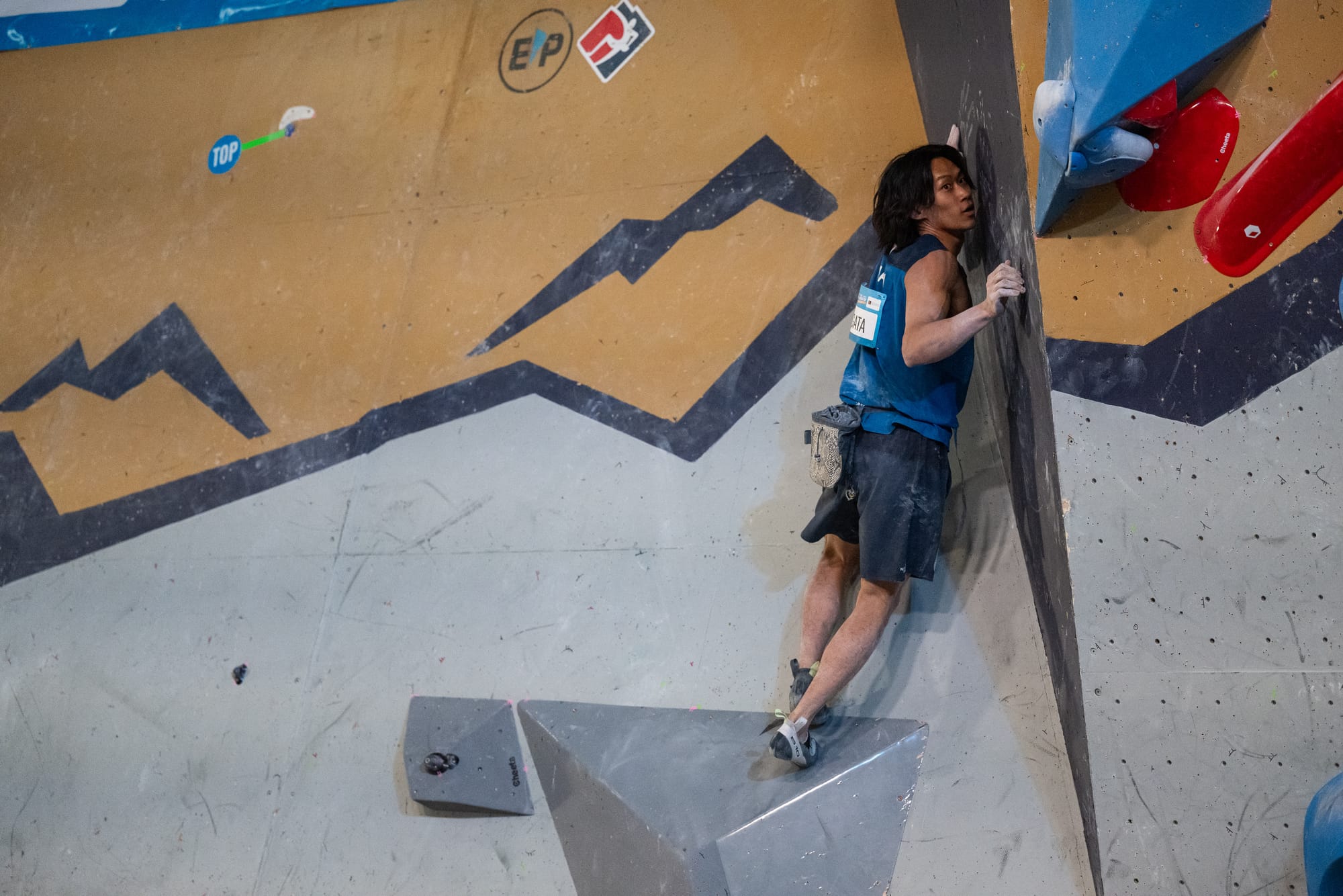 Yoshiyuki Ogata stopped in the cornerafter the laché move on the male semi-final boulder 4
