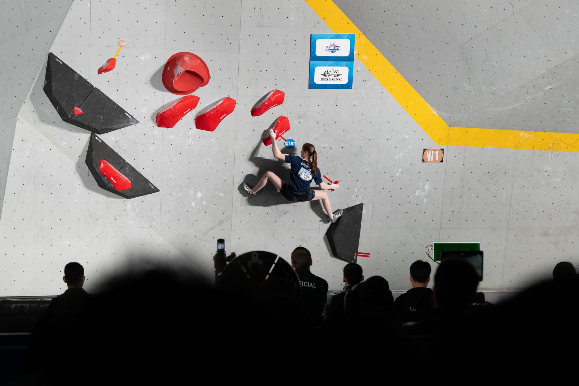 Erin McNeice on W1 of the 2024 Keqiao Boulder World Cup final setting up for the paddle dyno