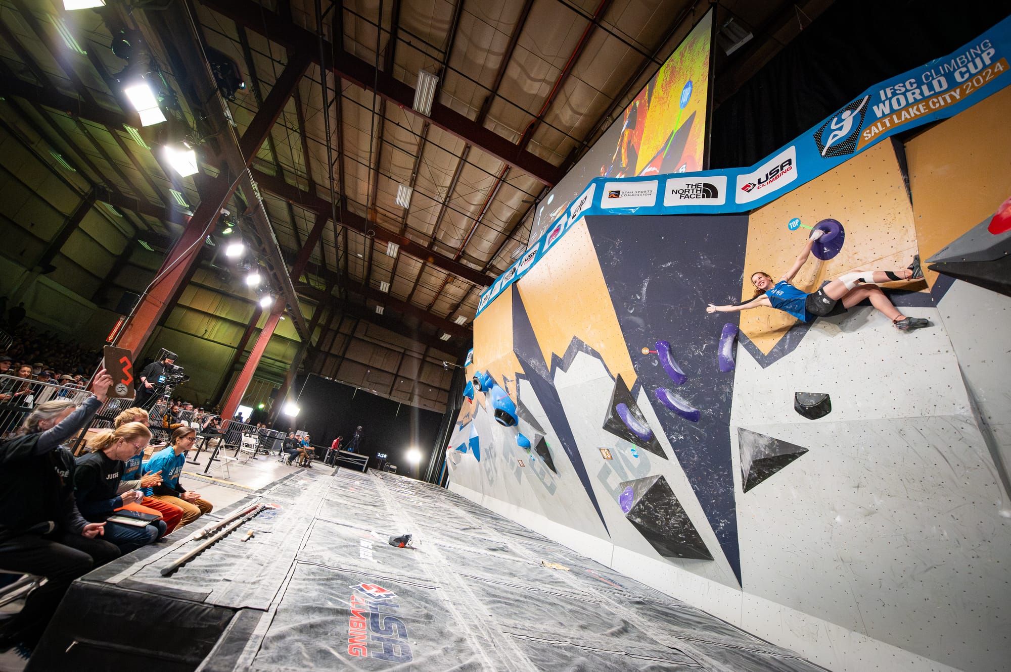 Naïlé Meignan topping out the W3 boulder