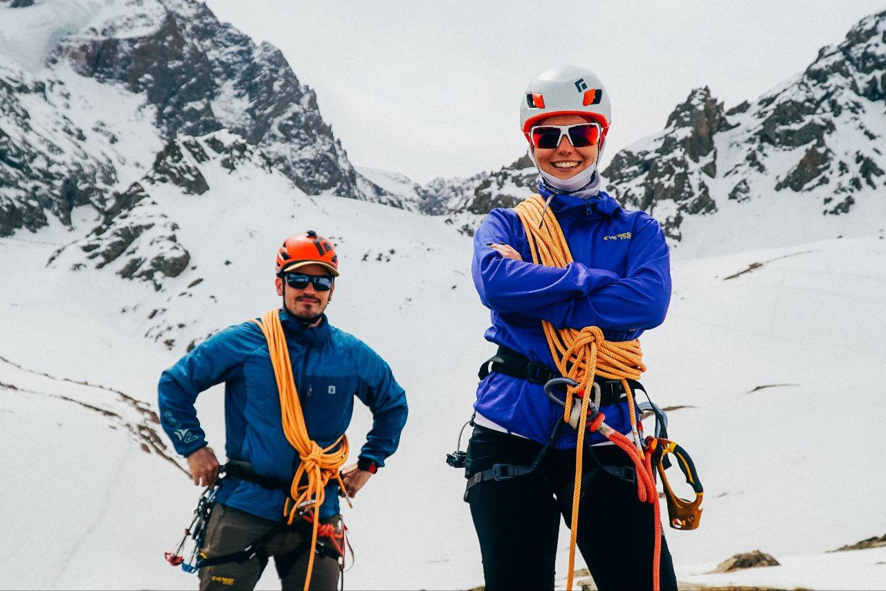 История инструкторов-альпинистов, которые основали клуб путешествий и поженились