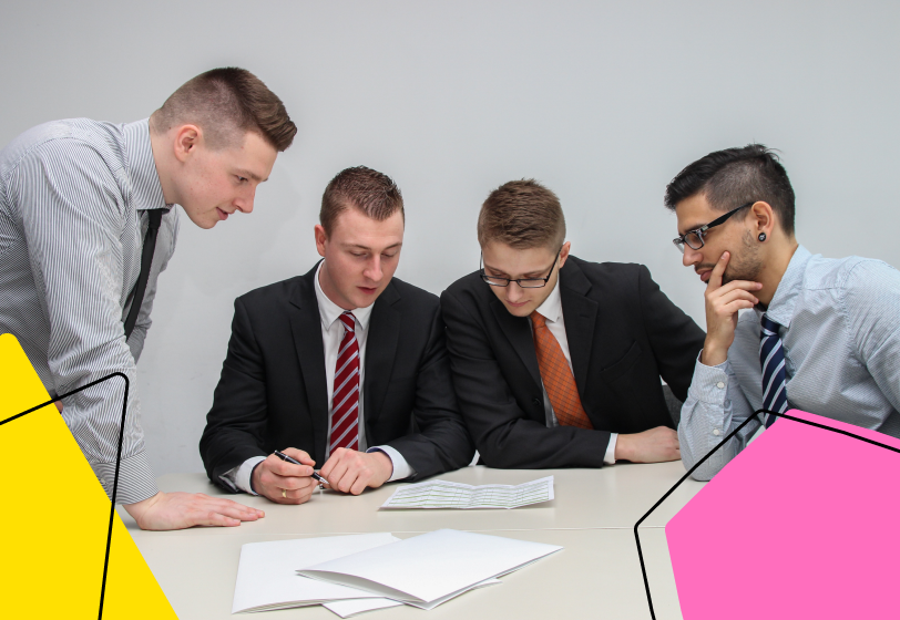 Работодатели стали больше платить сотрудникам за трудоустройство друзей