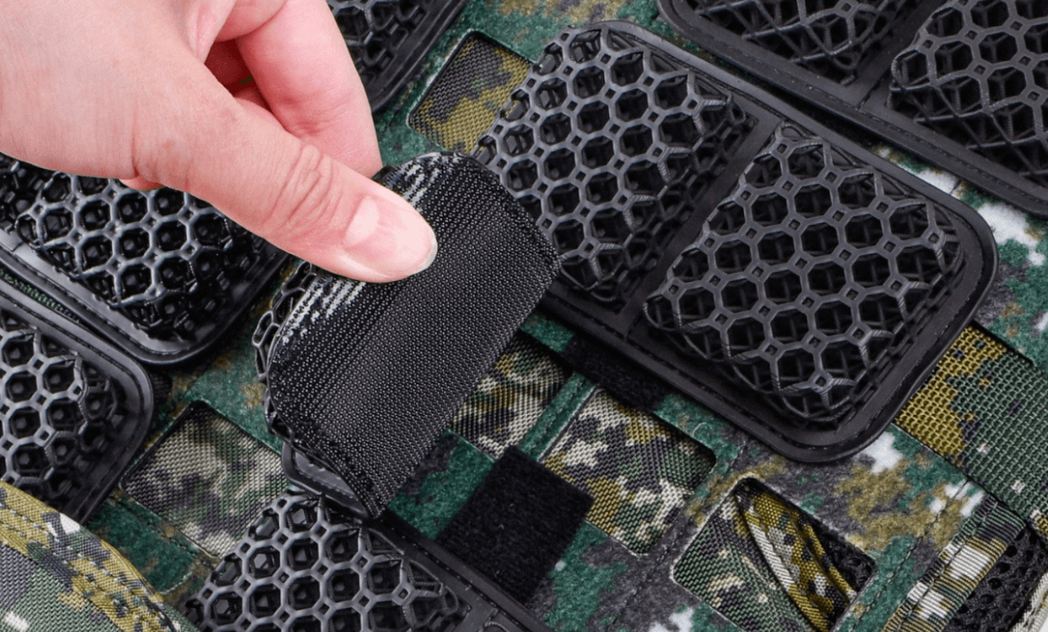 微晶格背心減壓墊與 CV105 轉接板，讓戰術背心開始呼吸。傲骨戰術裝備屋