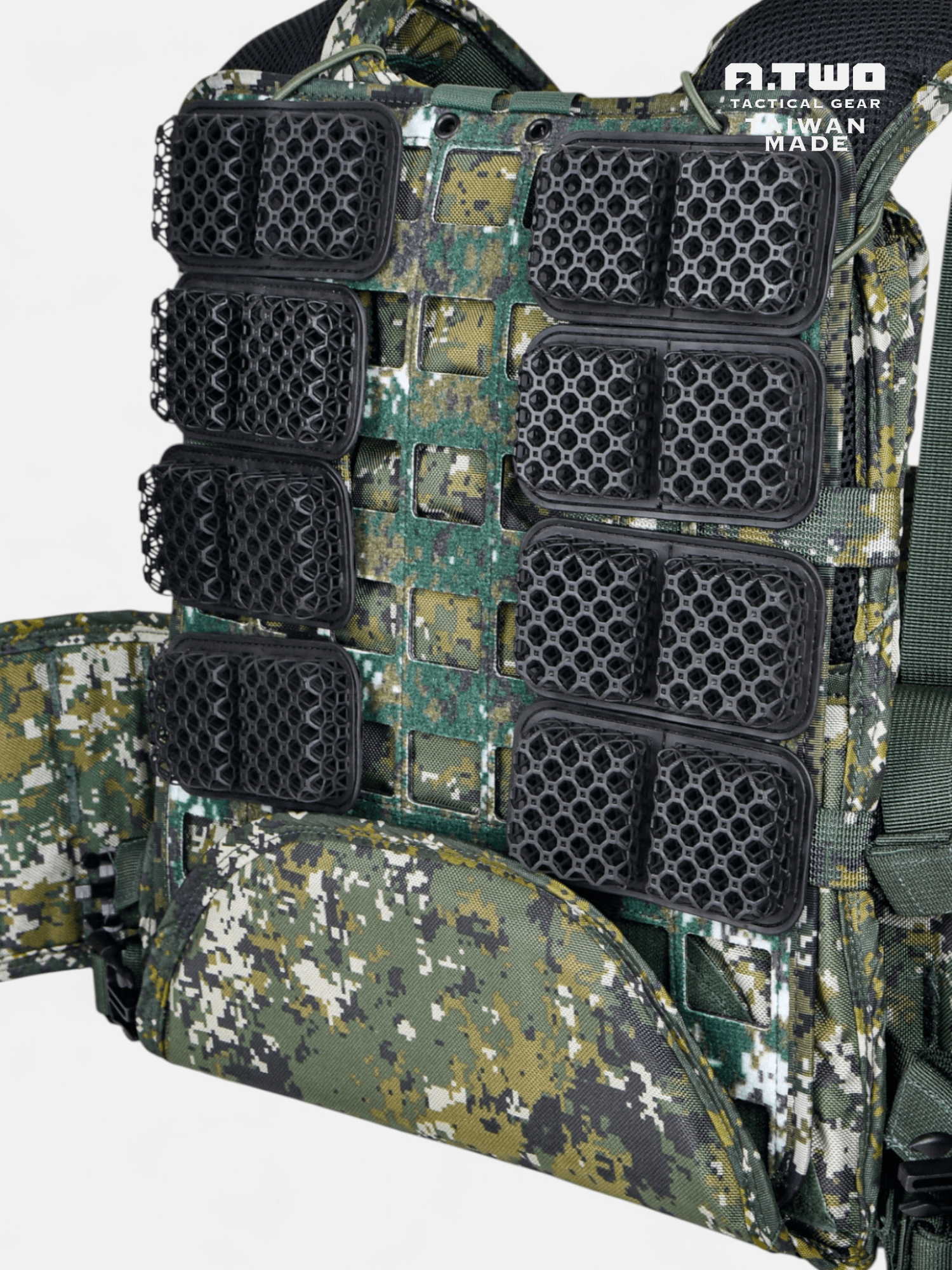 微晶格背心減壓墊與 CV105 轉接板，讓戰術背心開始呼吸。傲骨戰術裝備屋