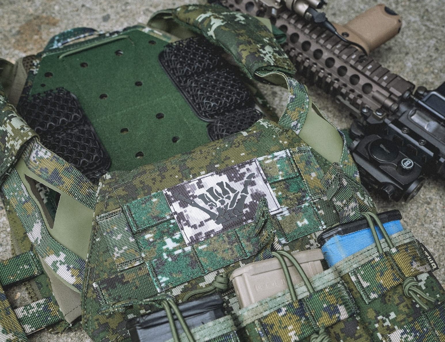 微晶格背心墊，高密度氣孔設計，可使用在 CV105 等戰術背心上。圖片：傲骨戰術裝備屋