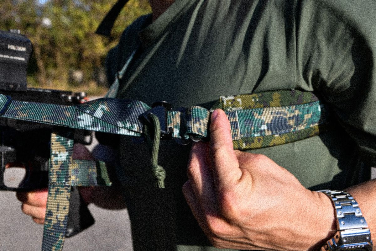 槍背帶拿到怎麼綁？解密「平衡式」與「出槍式」兩大配置邏輯。製圖：傲骨戰術裝備屋