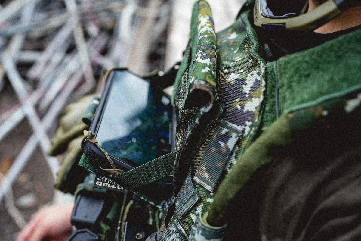A-TWO 胸掛地圖包：穩固胸前作業平台，提供操作 ATAK、無人機更合適的裝備固定袋選擇。傲骨裝備屋