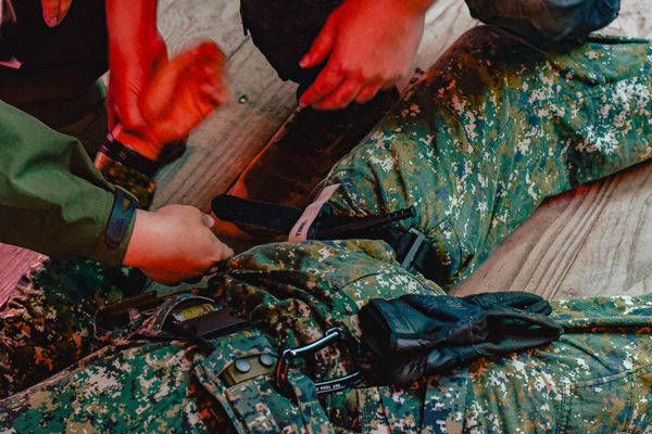 戰術止血帶是軍警消或是一般民眾，都需要認識，以及了解如何使用的救命工具。傲骨裝備屋拍攝