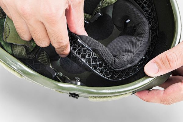 告別晃動！旋鈕式下顎帶 3.0 版安裝指南：3 分鐘打造最完美的頭盔包覆感。傲骨戰術裝備屋