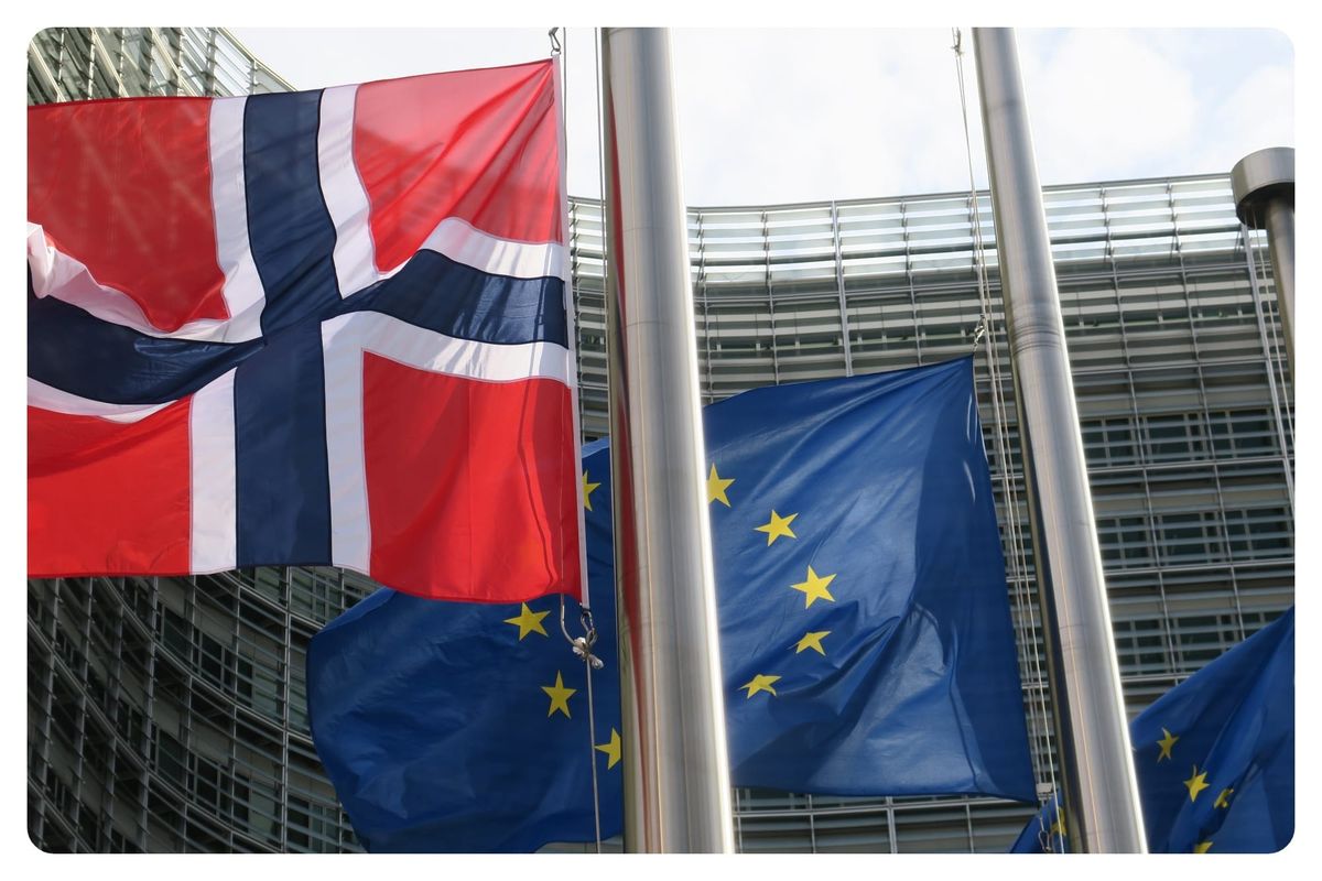 Et norsk flagg vaier sammen med EU-flagg i Brussel.