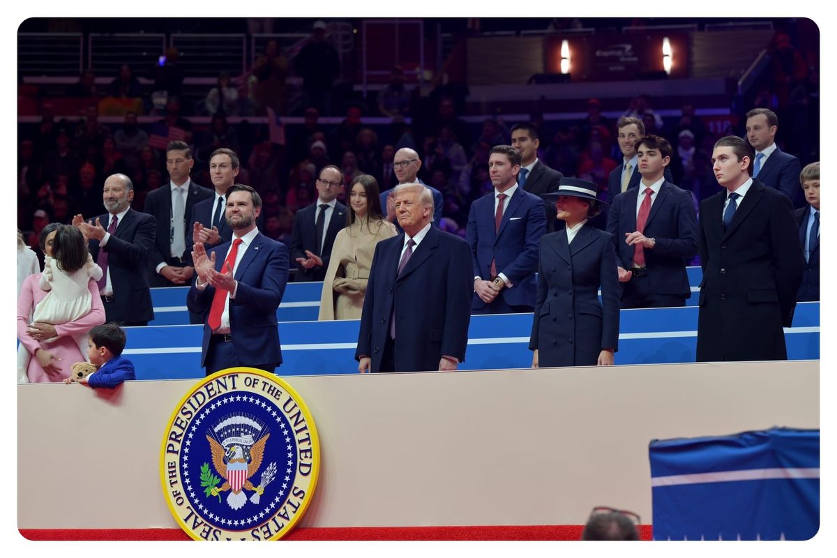 Donald Trump med familie, partnere og kolleger under innsettelsesseremonien i januar 2025.