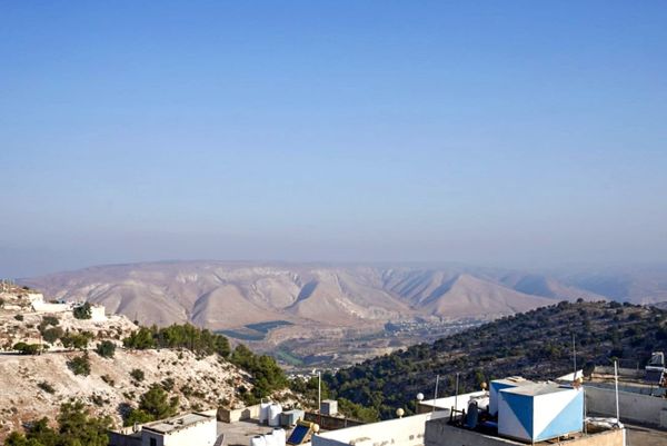 Who Benefits When We Travel Without Context?