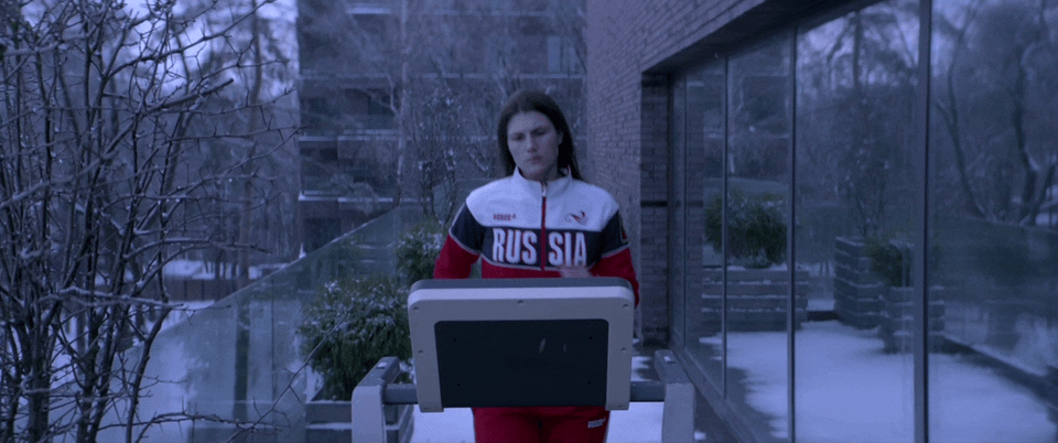 Женя бежит на беговой дорожке в костюме Bosco с надписью Russia на груди