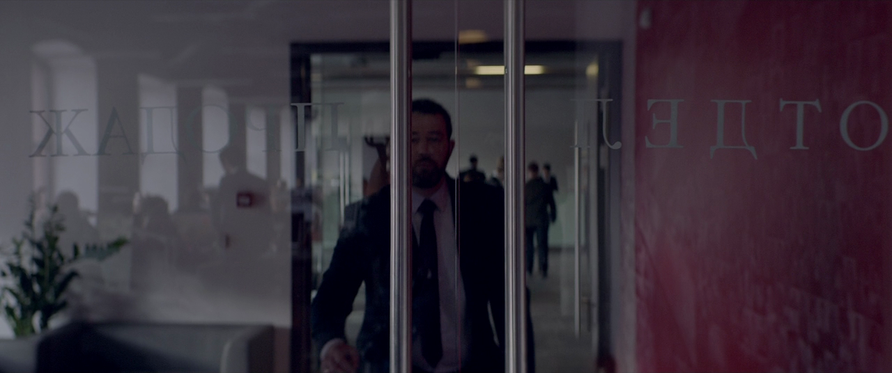 Борис идёт к стеклянной двери с надписью «Отдел продаж»