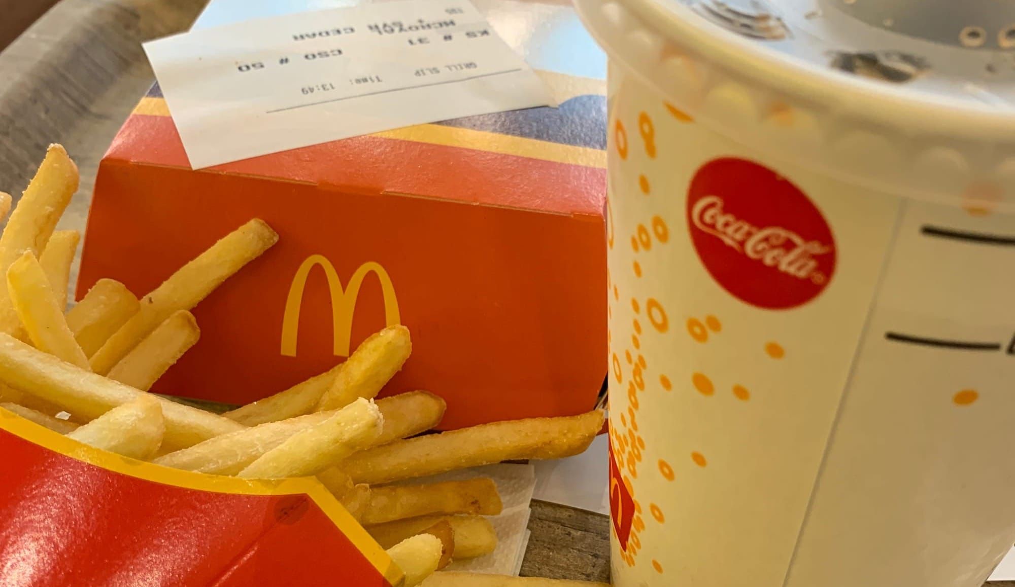 Роял чизбургер, картошка фри и кола в Макдональдсе