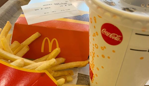 Роял чизбургер, картошка фри и кола в Макдональдсе
