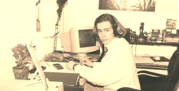 Picture of Frenck at a young age, sitting behind his desk.
