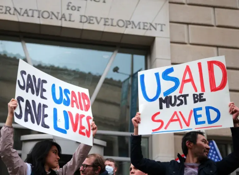 川普政府與馬斯克聯手關閉 USAID：民主黨強烈反擊，揚言提告！