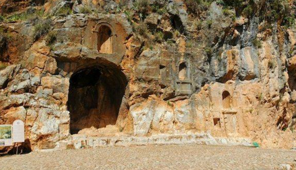 (C) 🪨🏛️👑⚔️ "Upon This Rock": The Chiasm of Caesarea Philippi and the Assault on the Gates of Hades [2 parts]