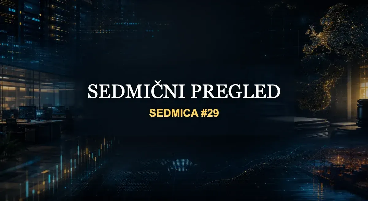 Urednička tamna scena sa poslovnim ekranima, mapom i dokumentima, sa vidljivim naslovom SEDMIČNI PREGLED i SEDMICA #29.