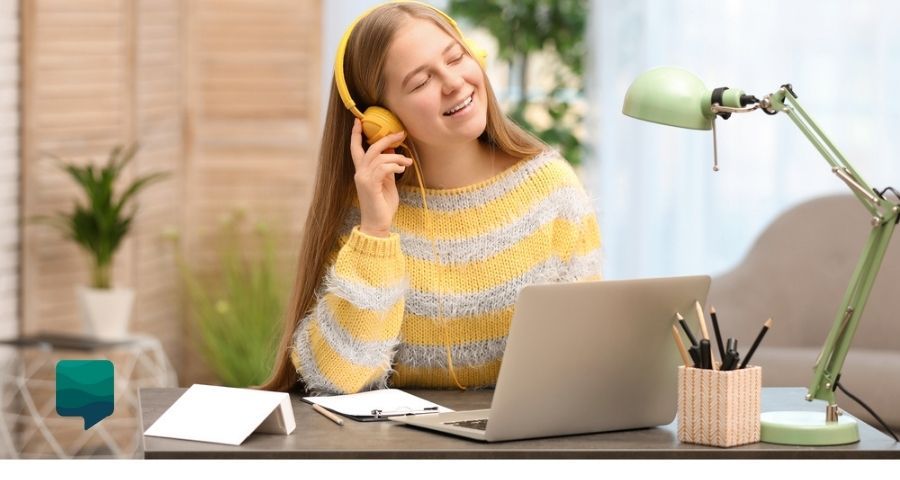 Foto de uma menina aproveitando as vantagens do Blended Learning: estudando em casa.