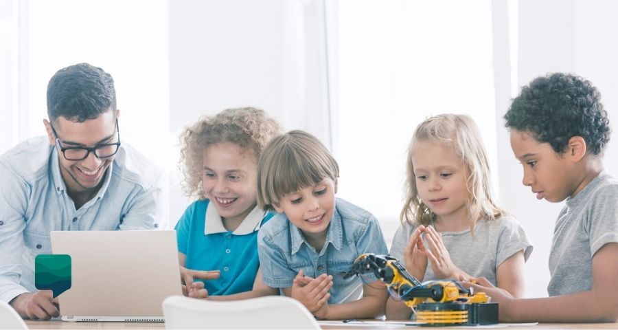 Turma de alunos em aula de robótica ilustrando as TICs na educação.