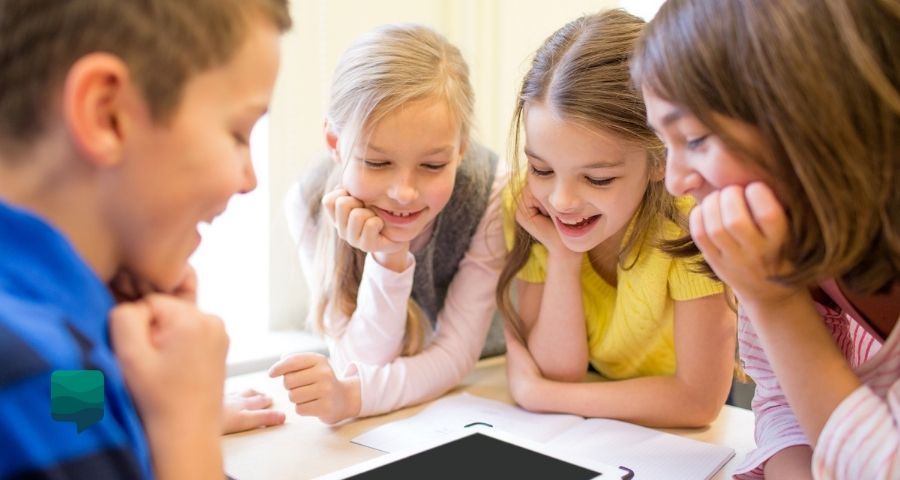 nativos digitais estudando com tecnologias digitais