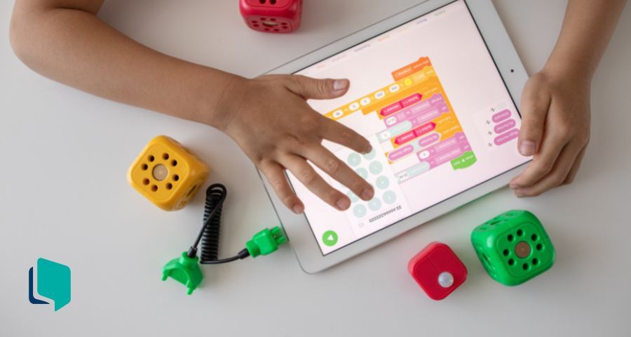 Dinâmica de inglês: aluno jogando em um tablet.
