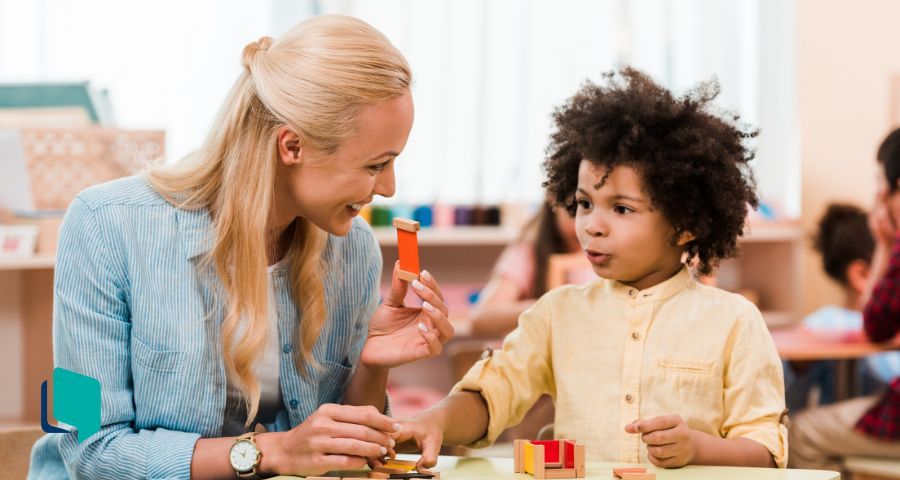 Dinâmicas para aulas de inglês: professora e aluno montando com pecinhas.