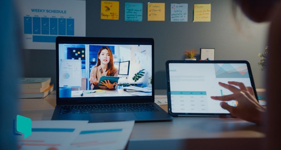 Aula de inglês a distância: mulher tendo aula online.
