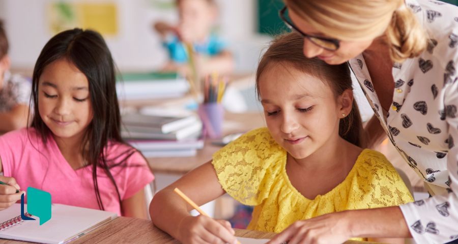Professora ensinando inglês para crianças
