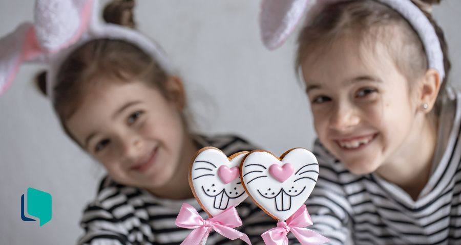 Foto de duas meninas segurando coelhinho de páscoa. Atividades de páscoa em inglês