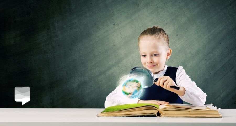 Menina estudando com uma lupa na mão - ciência e educação.