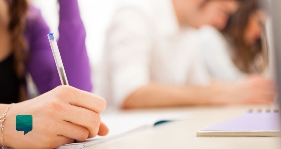 Teste de nivelamento de inglês: por que fazer com seus alunos. Foto de alunos fazendo o teste de nivelamento.