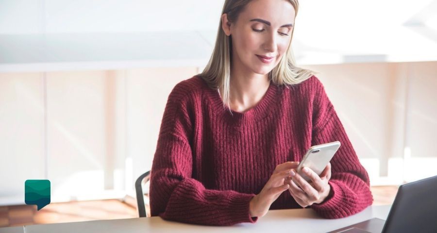 Mulher utilizando aplicativo para ensinar inglês.